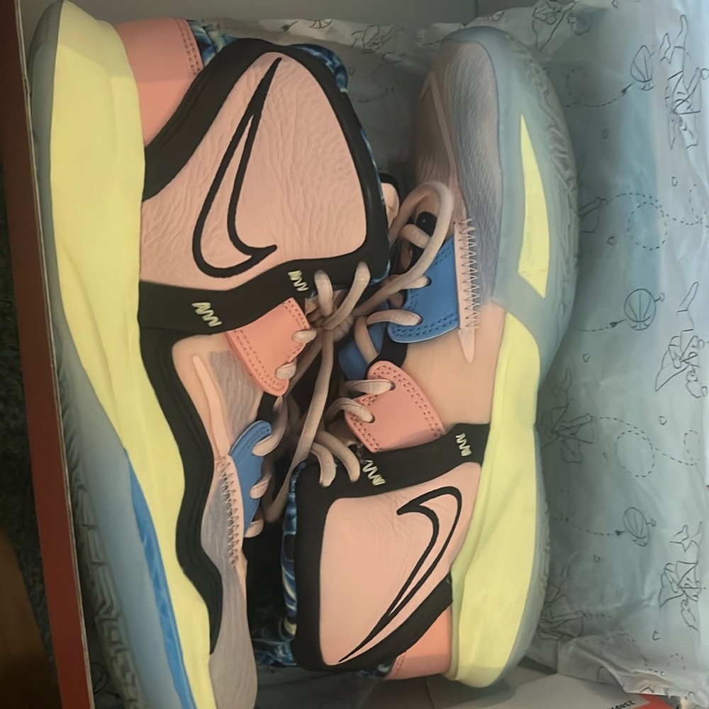 Kyrie infinity EP Valentines shoe 
Men’s 8/women 9.5